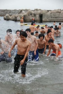 伝統の「水納め」が行われ、加茂水高生たちが水を掛け合いながら秋の海を渡った