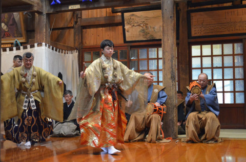 新嘗祭が行われ、伝統芸能の「黒川能」が奉納上演された