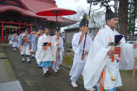 城下町・鶴岡に師走の訪れを告げる「松の勧進」がスタート。拠点となる山王日枝神社で祈祷した後、市街地に向かった