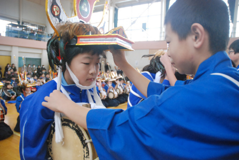 東栄小学校で取り組む獅子踊りの獅子頭が6年生から下級生へ引き継がれた