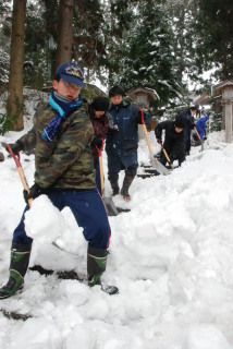 高校生たちが王祇祭を前に春日神社の参道を除雪した