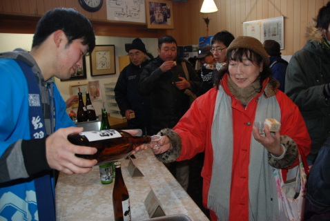 蔵元で自慢の銘酒、新酒が並び、大勢の日本酒ファンで混雑した＝渡會本店
