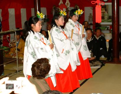 坂野辺新田の八幡神社で初めて巫女舞が奉納上演された