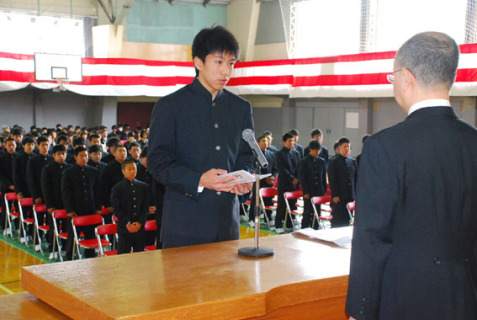 齋藤校長に向かい、宣誓する加藤さん（左）＝酒田南高