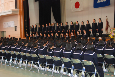 合唱部が校歌を斉唱し、新入生を歓迎。男子1人を含む160人が新たな学校生活のスタートを切った