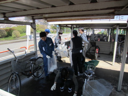 ＪＲ鶴岡駅付近で清掃活動を実施する新入社員