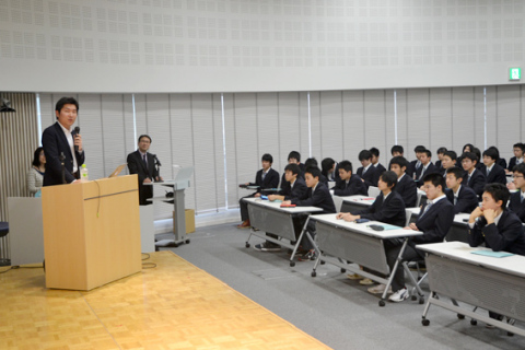 新設された先進素材講座で、鶴岡高専の１年生たちがスパイバーの関山代表執行役（左）の講演を聞いた