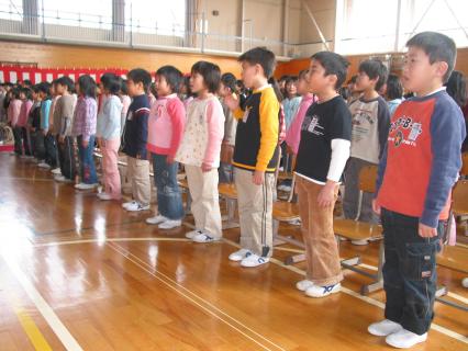 開校式で、新しい校歌を元気いっぱいに歌う新・南平田小の子供たち