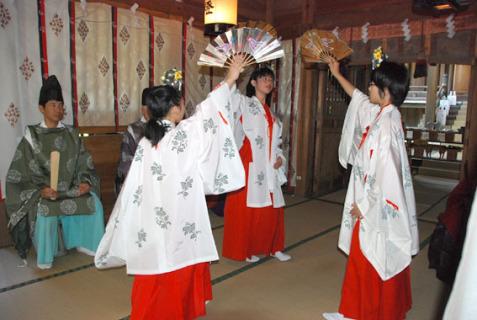 清河神社の例大祭で八郎の遺徳をしのび、巫女舞が奉納上演された