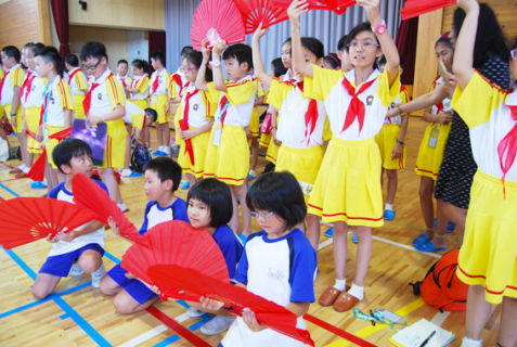 ハルビン付属小の児童75人が日本を訪れ、朝暘四小の4年生と交流＝14日