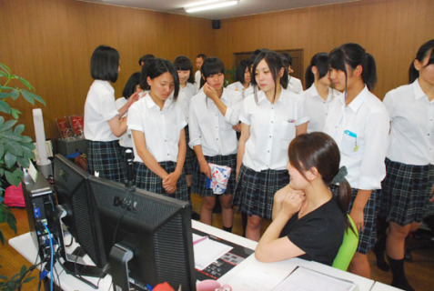 ホリ・コーポレーションでネット通販の仕事を見学した酒田光陵高の生徒たち