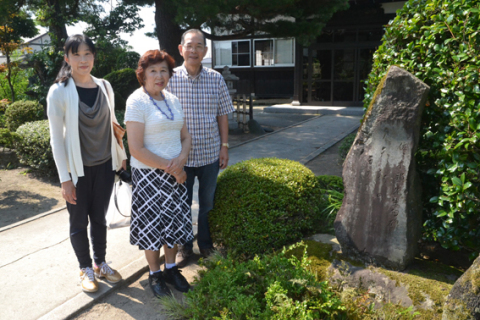 佐々木邦さん、小雪さん夫妻が疎開していた本鏡寺で、邦さんの句碑を見学した孫の順子さん（左から2人目）と、夫の昌重さん、三女の純佳さん一家