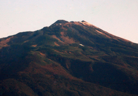 山頂付近がうっすらと雪化粧した鳥海山＝１日午前７時ごろ
