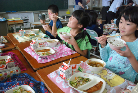 鶴岡市の各地域特産の食材を使った給食を味わう児童たち＝1日、大泉小