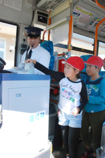バスの乗車方法を学ぶ京田小の児童たち