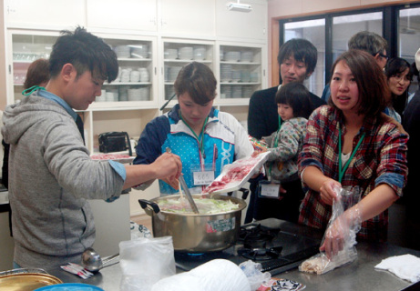 芋煮を調理する矢内誠さん（左）、詩乃さん（右）夫妻ら