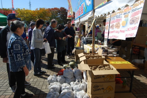 毎年恒例の北海道・木古内町の物産販売などでにぎわった「つるおか大産業まつり」＝17日午前