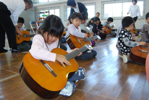初めて触れるクラシックギターで演奏を楽しむ羽黒四小の児童たち