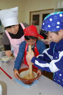 意外に手間取る納豆をつぶす作業に取り組む羽黒三小の郷土料理クラブメンバー