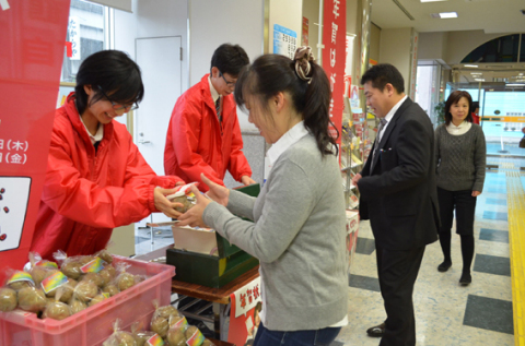 年賀はがきの販売が全国一斉に始まった＝29日午前9時ごろ、鶴岡郵便局