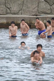 冷たさに耐え、海に感謝しながら泳ぐ加茂水産高の生徒たち