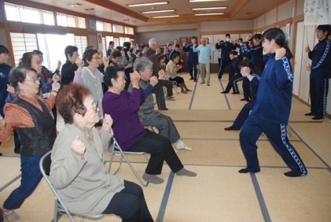 鶴岡中央高の生徒とお年寄りが一緒に介護予防体操を楽しんだ
