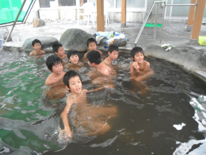 温泉入浴を体験する東栄小の子どもたち