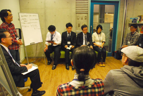 丸山市長（左手前）と若者が車座になって対話