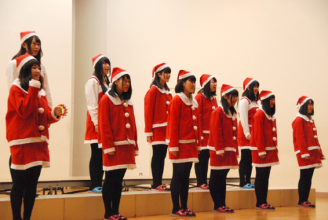 合唱部員がサンタクロースの衣装でクリスマスソングを歌い、会場を楽しませた