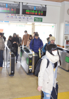 帰省ラッシュがピークを迎え、各駅では荷物を抱えた帰省客で混雑した＝30日午前、ＪＲ鶴岡駅