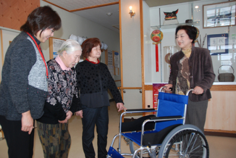 佐藤理事長（右）が「櫛引地域の福祉に役立てて」と車椅子1台を引き渡した
