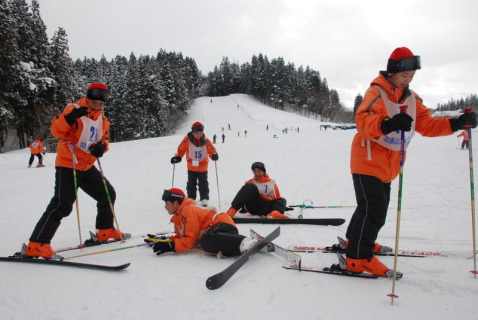 初体験のスキーに歓声を上げる今帰仁村の児童たち