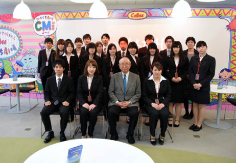 農村を守ることの意義を語った松尾さん（前列左から3人目）を囲む学生たち＝17日午前、カルビー本社