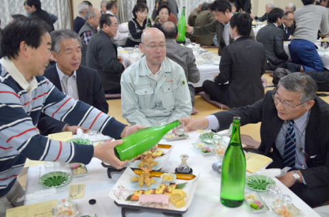 大勢の日本酒ファンが新酒「藤島」をたっぷりと楽しんだ