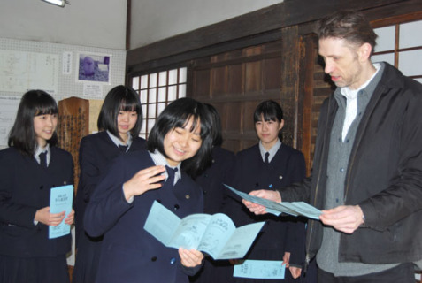 鶴岡南高の国際文化ゼミの女子生徒たちがハンドブック片手に致道館を英語で案内