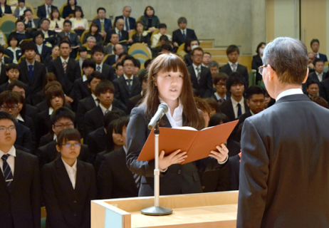 学部入学生の代表が吉村学長（右）に決意を表明