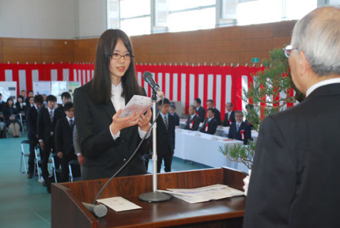 横山校長に誓いの言葉を述べる新入生代表の村山さん（左）