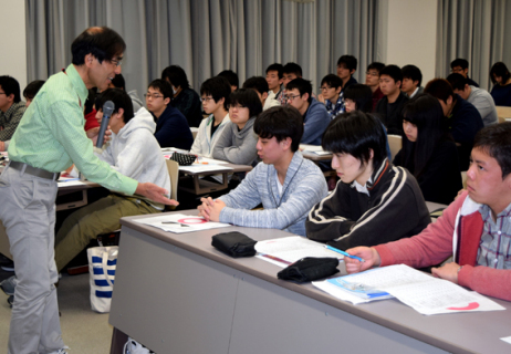 永井さん（左）の講話を熱心に聴講する学生たち
