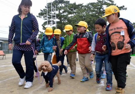 嘱託警察犬と共に集団下校する宮野浦小の新入学児童たち