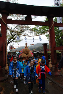 子供みこしが数十年ぶりに復活。八幡神社の例大祭に花を添えた