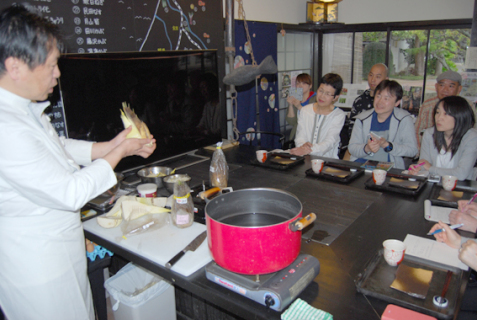 奥田シェフが孟宗のゆで方から料理までを実演した「しるけ塾」