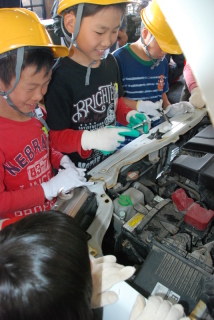発明クラブの子どもたちが自動車の解体に取り組んだ