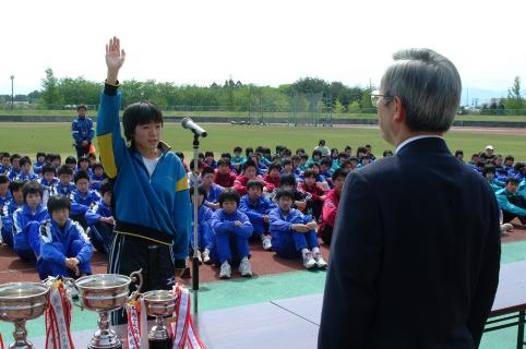 開会式で鶴二中の今川選手が力強く選手宣誓。田川地区の頂点を目指し、互いの健闘を誓い合った