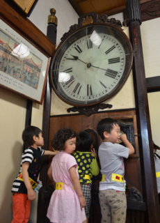 園児たちが常念寺の大時計を見学した