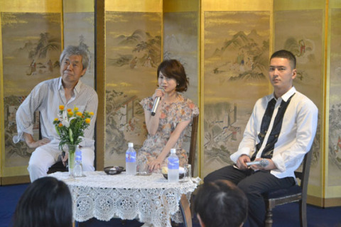 丙申堂で映画「蝉しぐれ」の撮影エピソードを楽しく語った左から黒土さん、佐津川さん、石田さんの3人