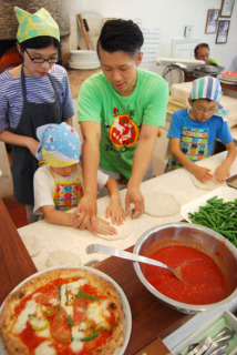 旬の野菜を使って親子らが本格ピザ作りを体験