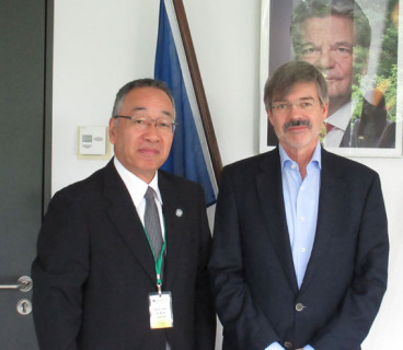 ハンス駐日ドイツ大使（右）を表敬した榎本市長＝15日、東京・ドイツ大使館