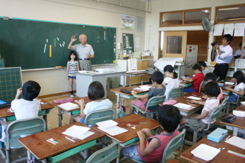 広瀬小で窪田さんの示範授業が行われた