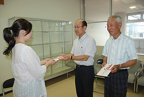 渡邉会長（中央）と五十嵐理事長（右）が、小関選手の母・琴さんへ激励を兼ねた強化費を手渡した
