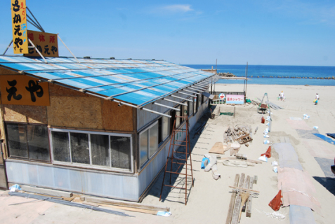 青空の下で浜茶屋の建設も進み、あとは海開きを待つばかり＝12日午前、鶴岡市の湯野浜海水浴場